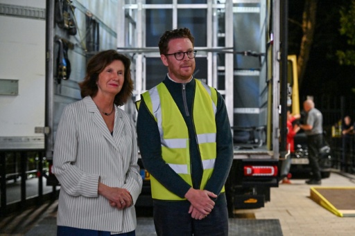 Hélène Duchêne et Nicholas Cullinan lors de l'arrivée de la tapisserie de Bayeux au British Museum