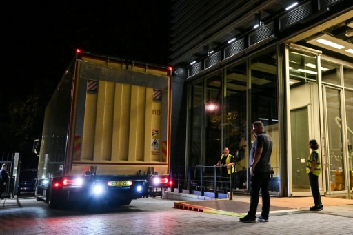 Le camion transportant la tapisserie de Bayeux arrive au British Museum