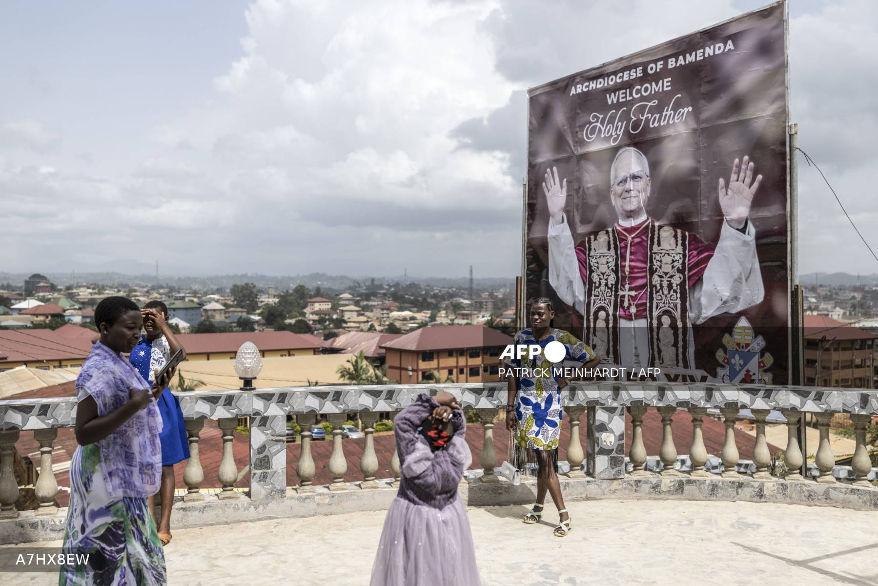 Des femmes camerounaises devant un portrait du pape Léon XIV à Bamenda, avril 2026