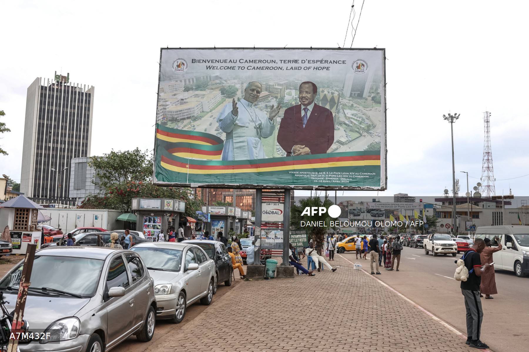 Un panneau géant montrant le pape Léon XIV et le président Paul Biya côte à côte dans une rue de Yaoundé, 13 avril 2026