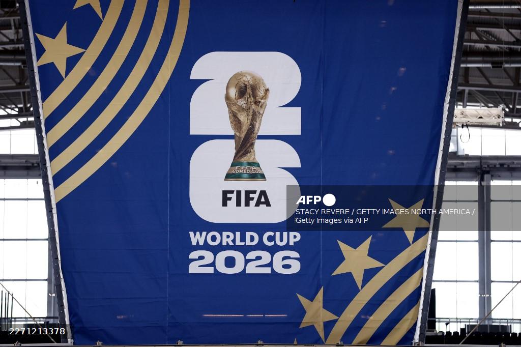 Bannière officielle FIFA World Cup 2026 avec le trophée doré au Dallas Stadium, lors de la préparation du tournoi aux États-Unis