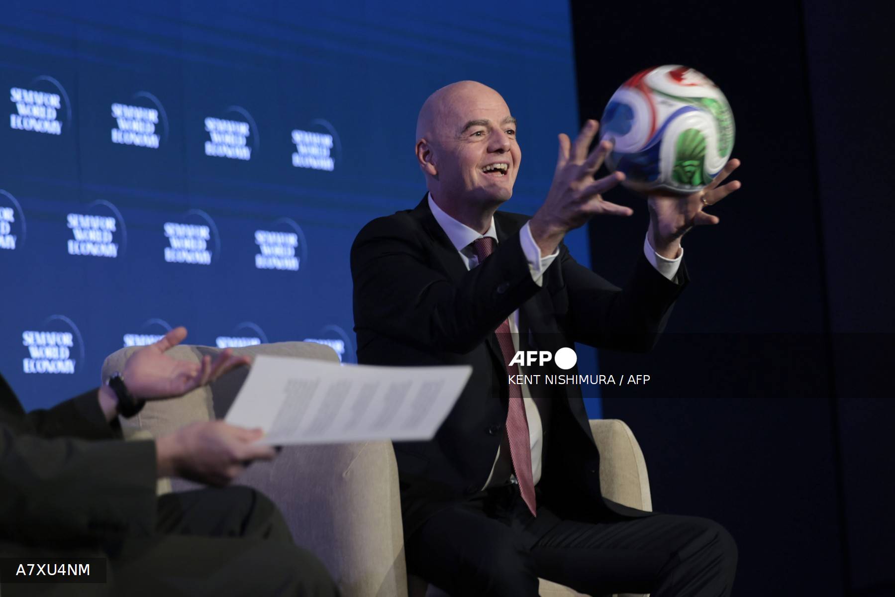 Gianni Infantino, président de la FIFA, attrape le ballon officiel TRIONDA du Mondial 2026 lors de la conférence Semafor World Economy à Washington le 15 avril 2026