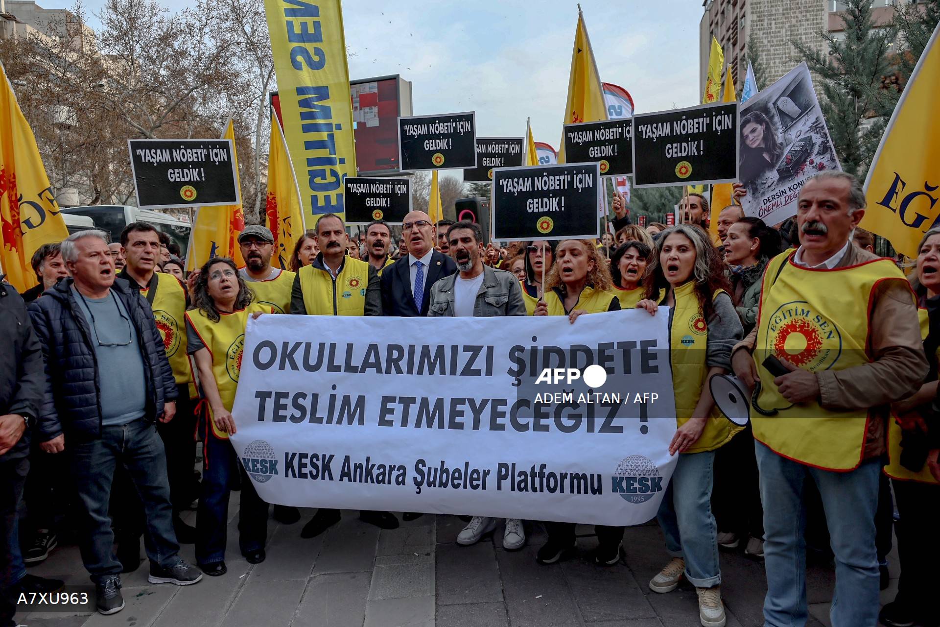 Banderole de la plateforme syndicale KESK Ankara lors d'une manifestation après la tuerie scolaire, avec l'inscription « Nous ne livrerons pas nos écoles à la violence »