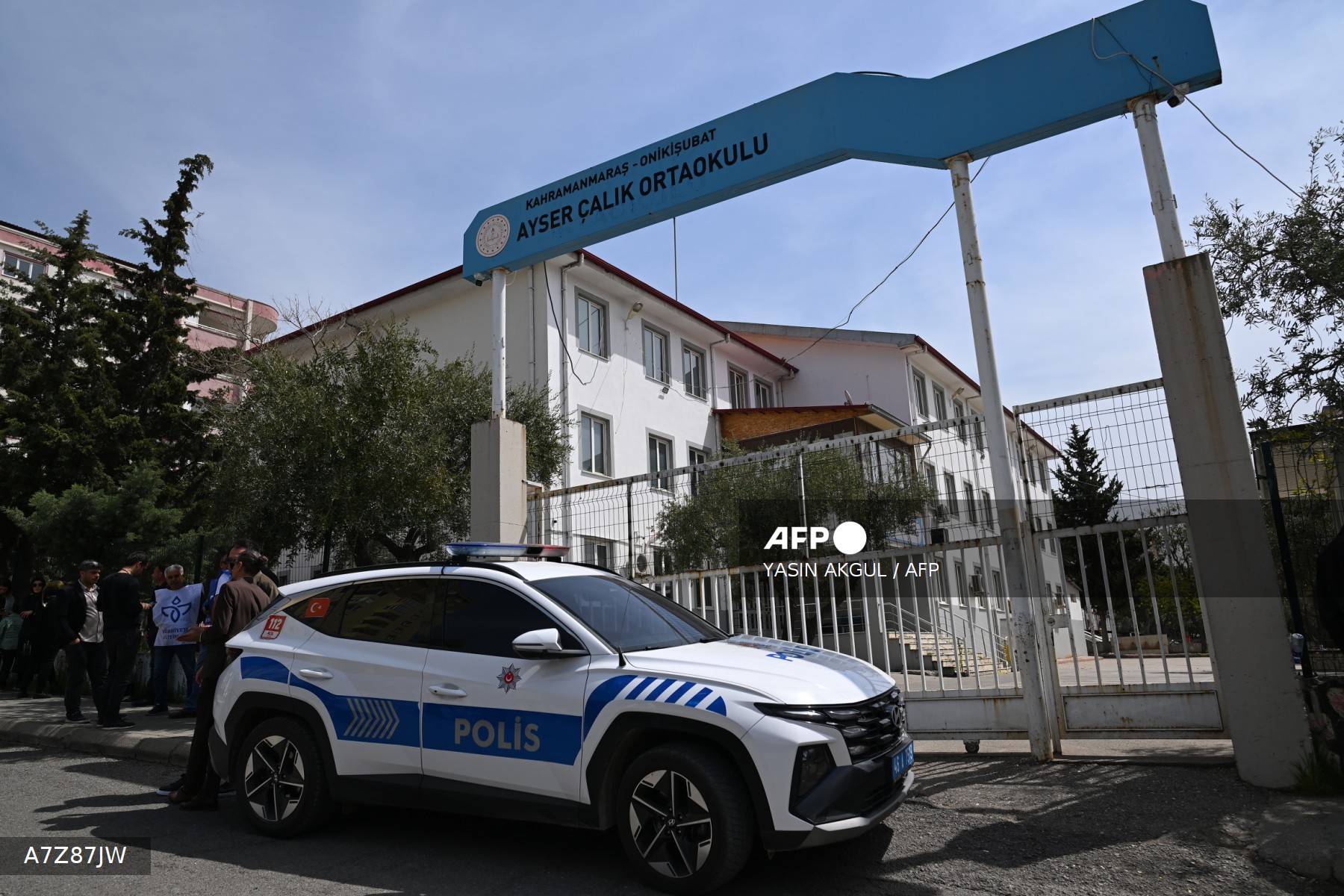 L'école Ayser Çalık Ortaokulu à Kahramanmaraş en Turquie, lieu de la tuerie du 15 avril 2026, avec une voiture de police garée devant l'entrée