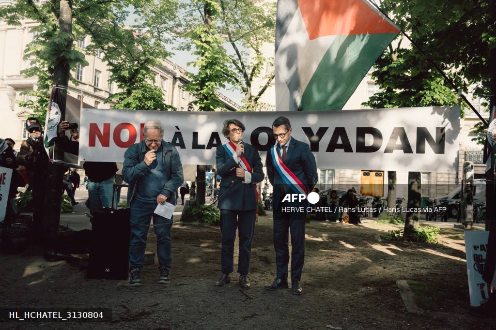 Manifestation à Paris le 15 avril 2026 contre la loi Yadan, deux députés avec écharpe tricolore devant une banderole Non à la loi Yadan, drapeau palestinien en arrière-plan