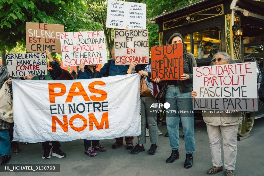 Manifestation contre la loi Yadan à Paris le 15 avril 2026, banderole Pas en notre nom, pancartes Israélien-ne-s et Françaises contre la loi Yadan