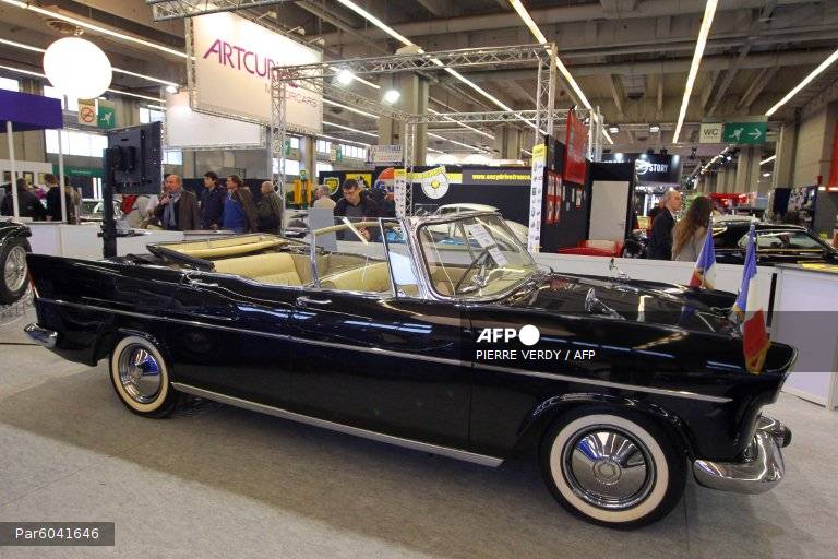 Simca Ariane décapotable noire des années 1960, exposée au salon Rétromobile à Paris. Simca a racheté l'usine de Poissy en 1954 pour en faire l'un des plus grands sites industriels français