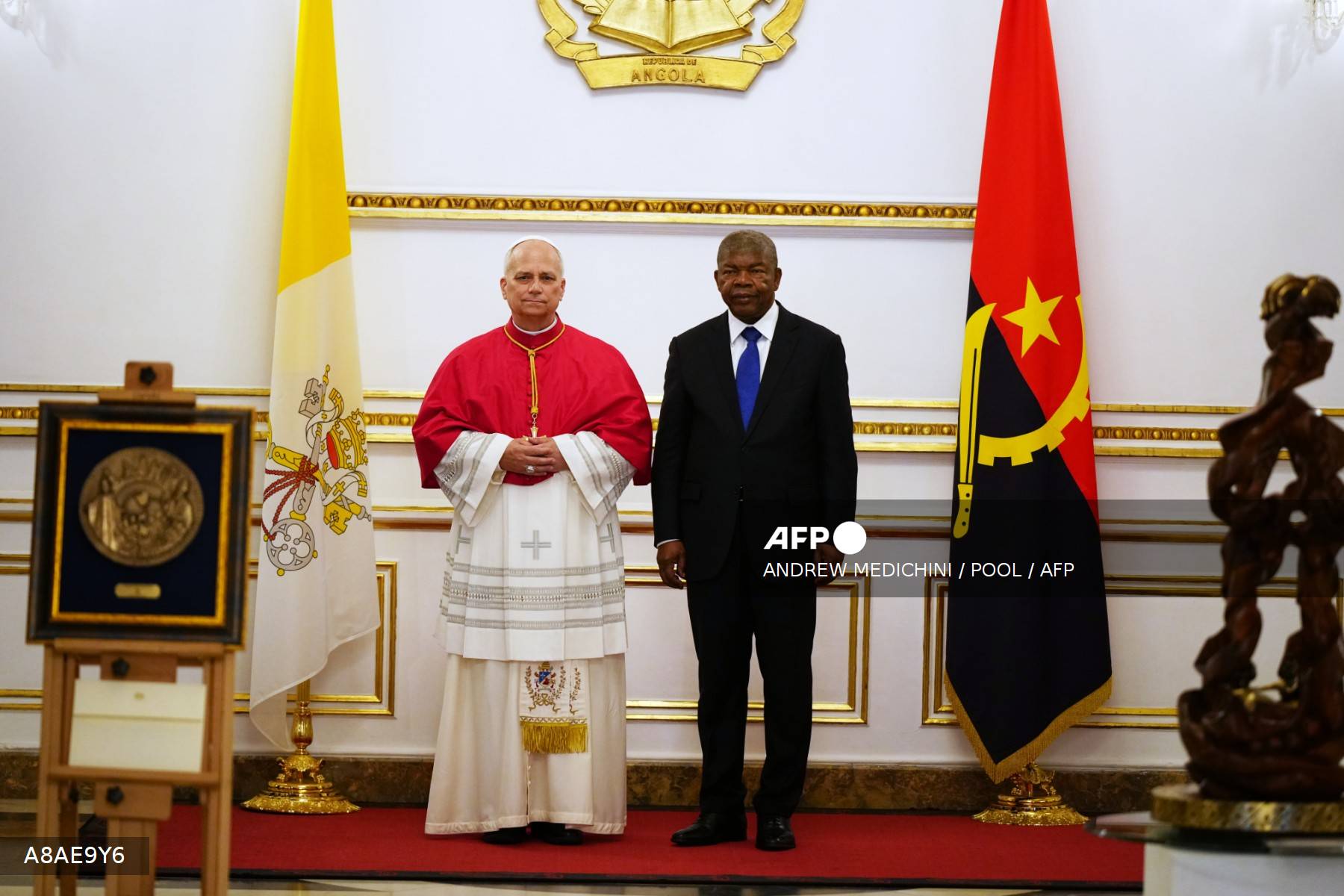Le pape Léon XIV pose officiellement avec le président angolais João Lourenço au palais présidentiel de Luanda, devant les drapeaux du Saint-Siège et de l'Angola, le 18 avril 2026