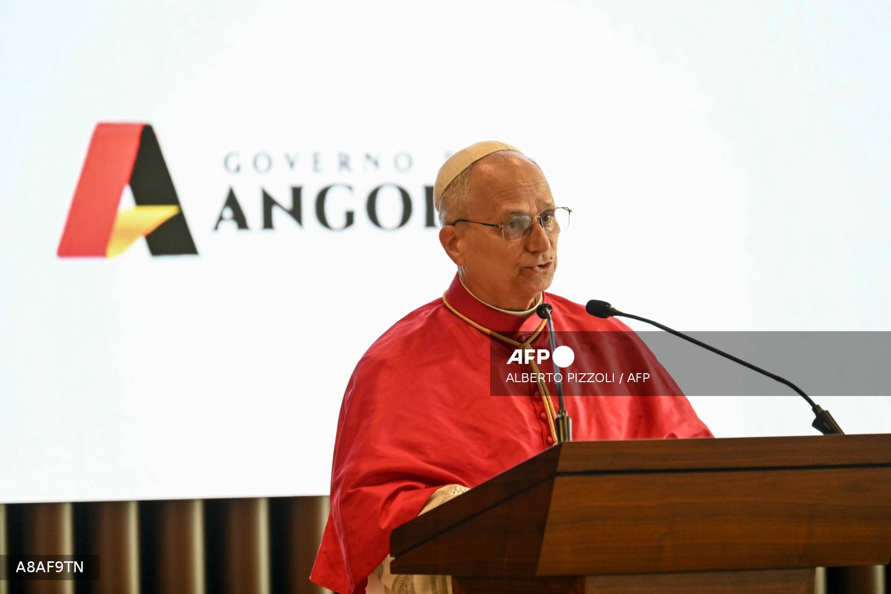 Le pape Léon XIV prononce son discours au pupitre devant le logo Governo de Angola, lors de la cérémonie officielle du 18 avril 2026 à Luanda