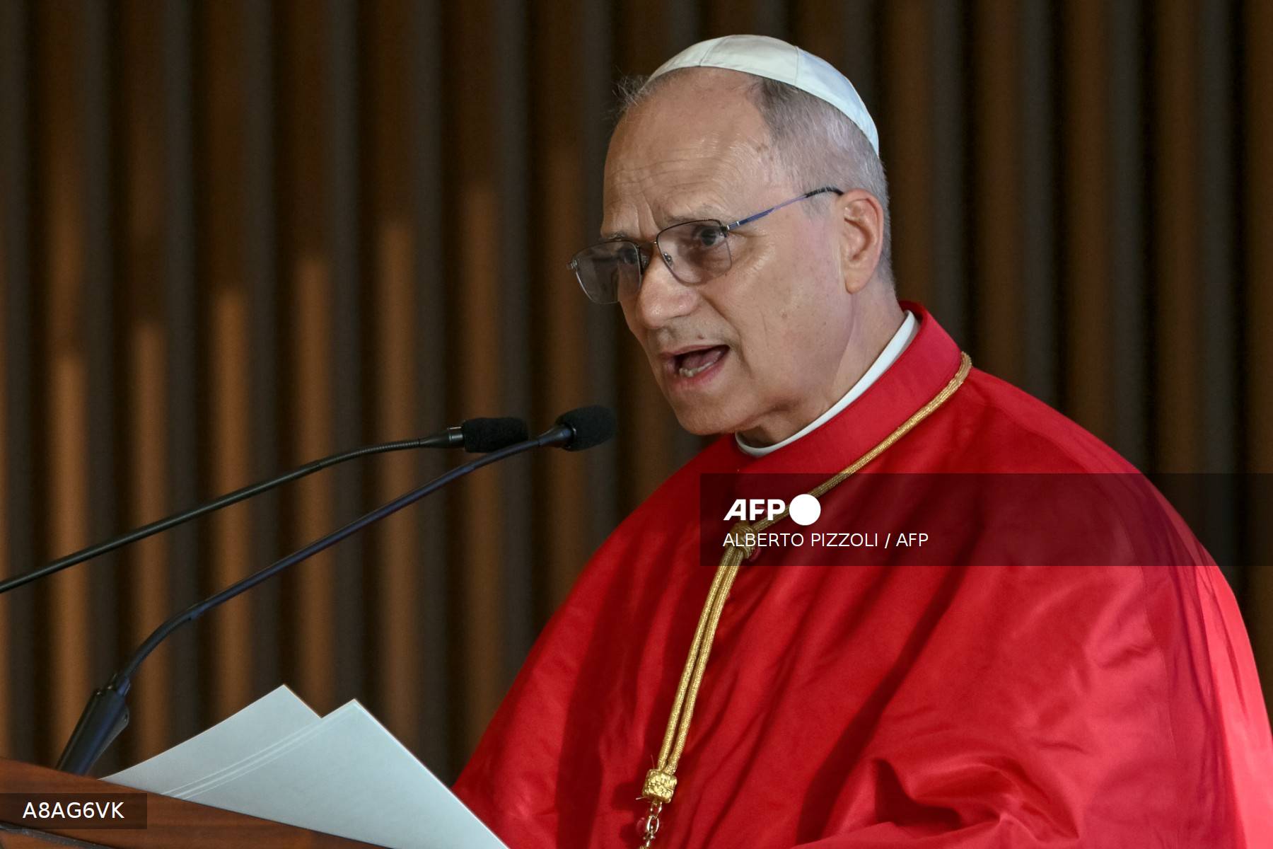 Gros plan sur le pape Léon XIV en train de prononcer son discours au pupitre à Luanda, calotte blanche et mozette rouge, le 18 avril 2026