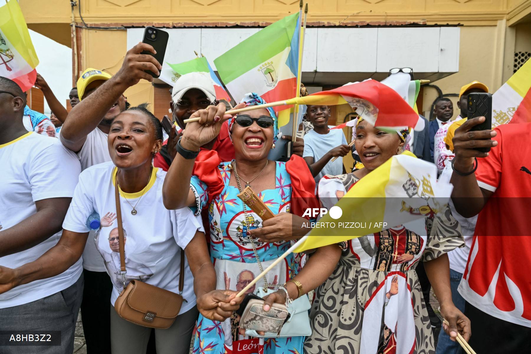Fidèles équato-guinéens agitent les drapeaux de Guinée équatoriale et du Vatican à Malabo, 21 avril 2026