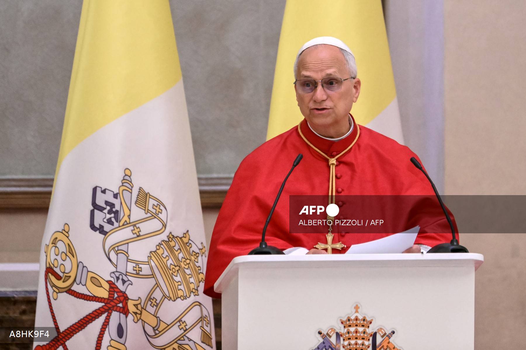 Le pape Léon XIV au pupitre à Malabo en mozette rouge, prononçant son discours officiel du 21 avril 2026