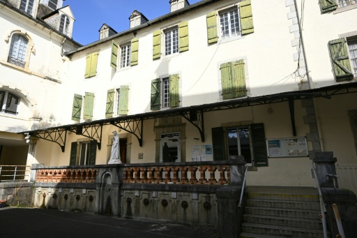 La statue de Notre-Dame de Bétharram sous le porche du collège, à Lestelle-Bétharram