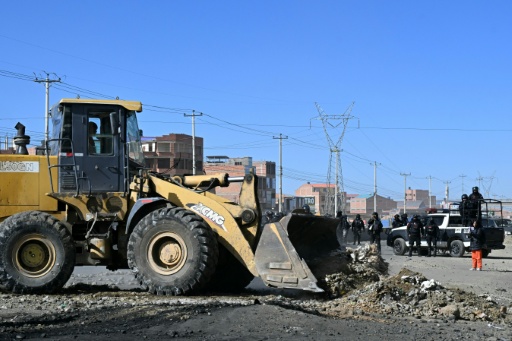 Une pelleteuse démolit un barrage routier à El Alto, près de La Paz, en Bolivie
