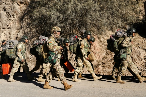 Des soldats boliviens patrouillent sur l'autoroute reliant Cochabamba à La Paz