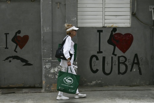 Une femme marche dans une rue de La Havane pendant la crise économique cubaine