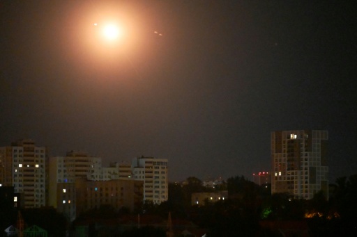 Interception de missiles russes dans le ciel nocturne de Kiev