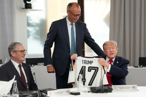 Donald Trump montre le maillot de football allemand floqué Trump 47