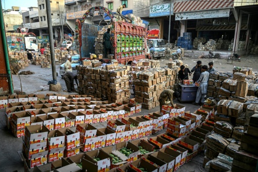 Des caisses de mangues chargées sur un marché de Karachi