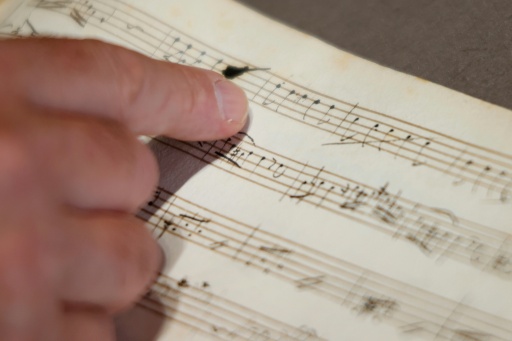 Gros plan sur l'écriture musicale du manuscrit autographe de Mozart à la Bibliothèque nationale de France