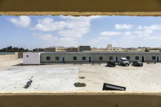La cour d'un centre d'accueil temporaire pour étrangers à Nouadhibou