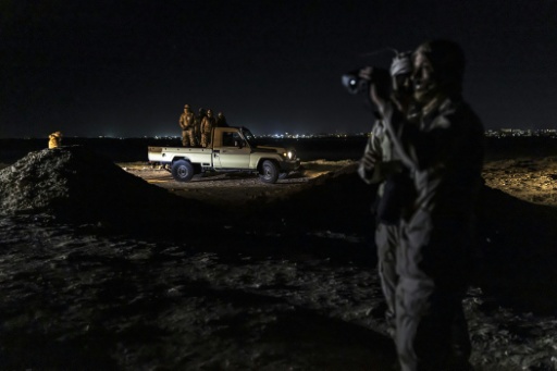 Des garde-côtes mauritaniens surveillent le littoral de nuit
