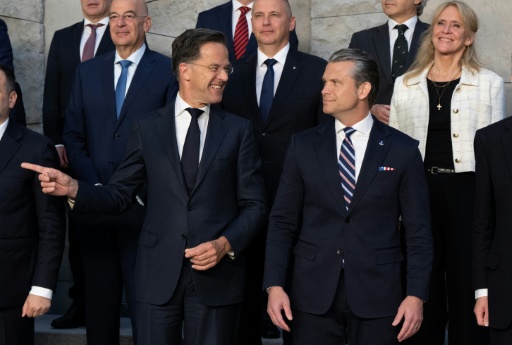 Mark Rutte aux côtés de Pete Hegseth lors de la photo de groupe des ministres de la Défense de l’Otan à Bruxelles