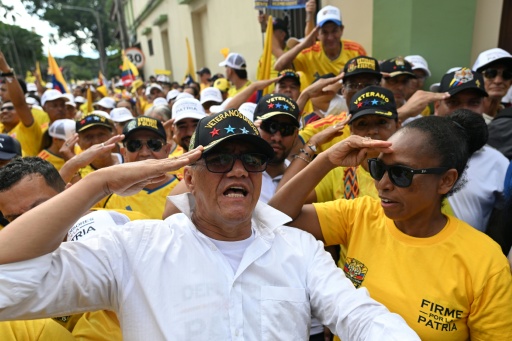 Des partisans d’Abelardo de la Espriella font le salut militaire lors d’un meeting en Colombie