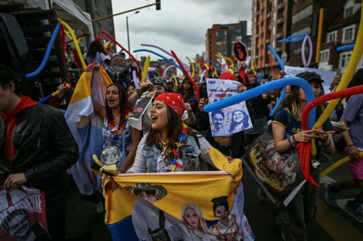 Des fans de K-pop lors d’un rassemblement en soutien à Ivan Cepeda à Bogota