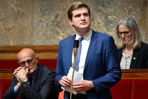 Charles Rodwell debout en séance à l'Assemblée nationale