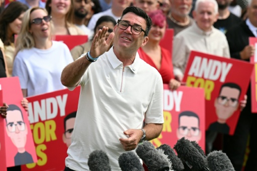 Andy Burnham salue ses partisans après sa victoire à Makerfield