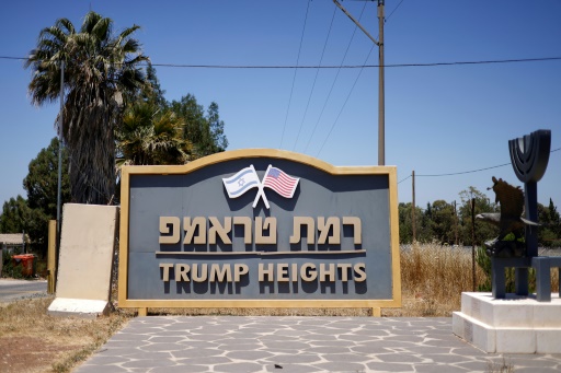 Le panneau d'entrée de la colonie de Trump Heights, sur le plateau du Golan, orné des drapeaux israélien et américain