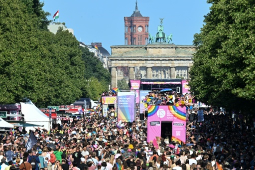 La foule du Christopher Street Day devant la porte de Brandebourg à Berlin