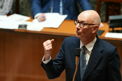 Le ministre de l'Économie Roland Lescure assis dans l'hémicycle de l'Assemblée nationale