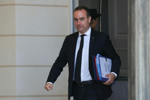 Sébastien Lecornu marchant dans la cour de l'Élysée après le Conseil des ministres