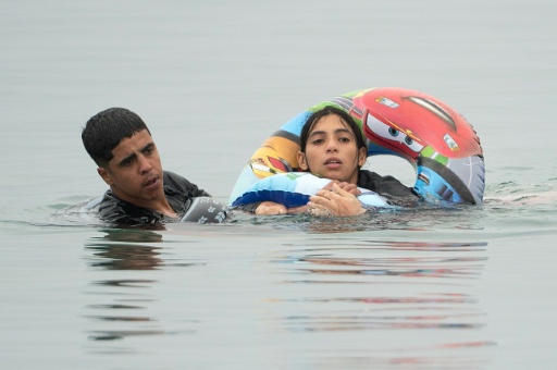 De jeunes migrants nagent à la frontière entre le Maroc et Ceuta