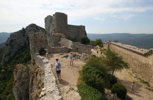 Le château de Peyrepertuse perché sur sa crête rocheuse dans l'Aude