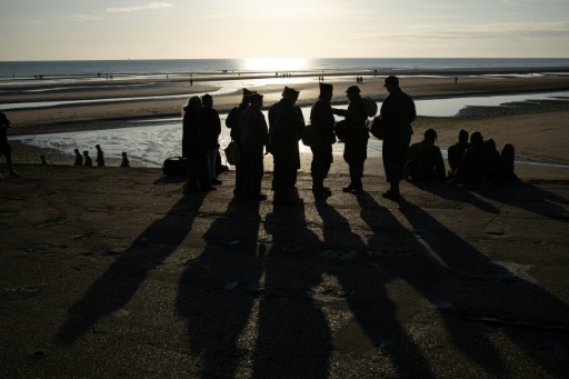 Rassemblement sur la plage d'Omaha Beach dans le Calvados lors des célébrations du Débarquement
