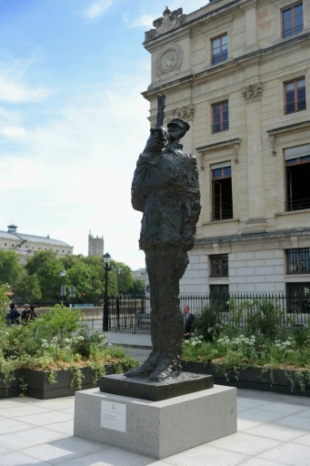 Statue en bronze du capitaine Alfred Dreyfus, le sabre brisé, érigée devant la Cour de cassation à Paris