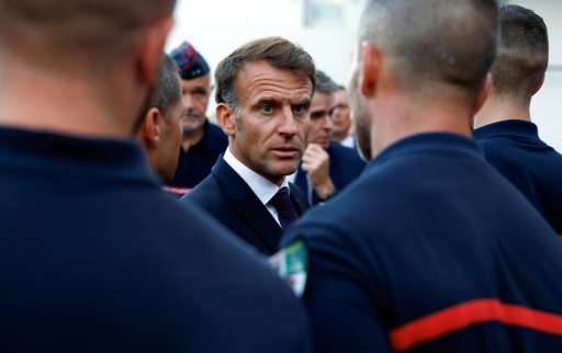 Emmanuel Macron s'adresse aux pompiers à Bordeaux après une visite au centre opérationnel de secours