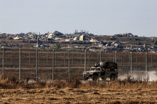 Un véhicule militaire israélien le long de la frontière avec Gaza