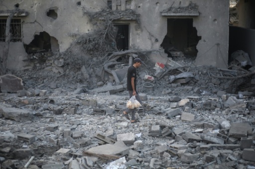 Des décombres après des frappes israéliennes à Deir al-Balah