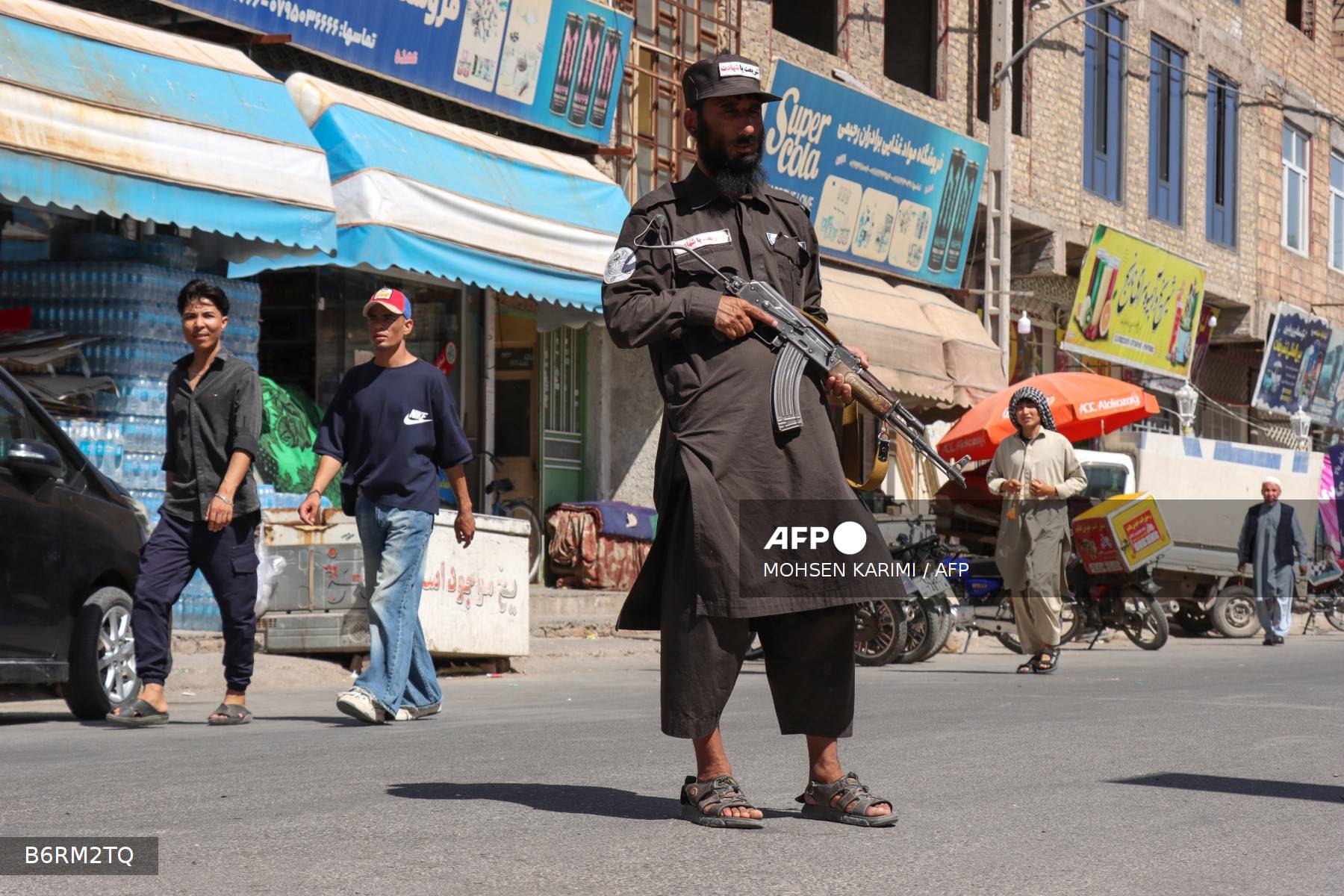 Un homme en armes dans une rue commerçante de l'ouest de l'Afghanistan