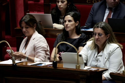 Les co-rapporteures Nathalie Colin-Oesterlé, Marianne Maximi et Perrine Goulet à l'Assemblée nationale