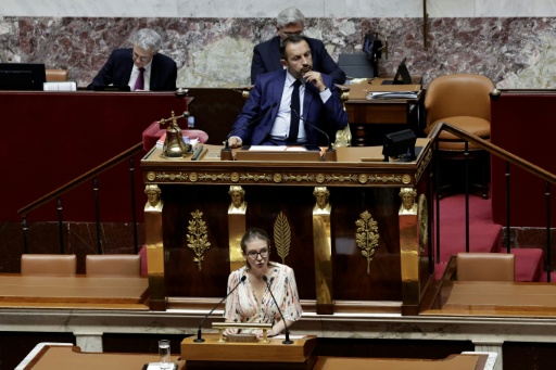 Sébastien Chenu écoute Aurore Bergé à l'Assemblée nationale
