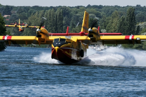 Un Canadair effectue des manoeuvres d'écopage au-dessus de la Seine à Chartrettes