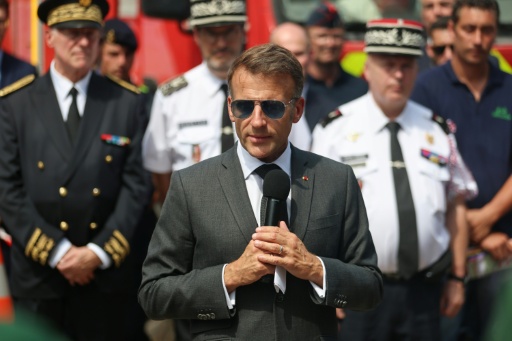 Emmanuel Macron s'adresse aux pompiers et aux forces de l'ordre au poste de commandement