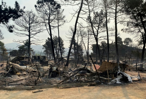 Restes calcinés de caravanes et de tentes dans un camping détruit par les flammes à l'ouest de Madrid