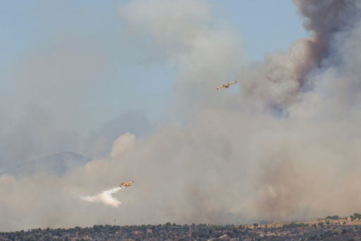 Deux Canadair larguent de l'eau au-dessus d'un massif en feu