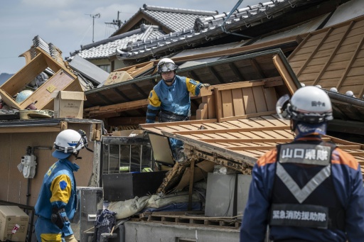 Des secouristes interviennent sur une maison endommagée à Yatsushiro, au Japon